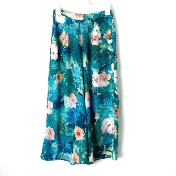 Show Me Your Mumu Floral Gracias Gaucho Pants - Picture 2 of 8